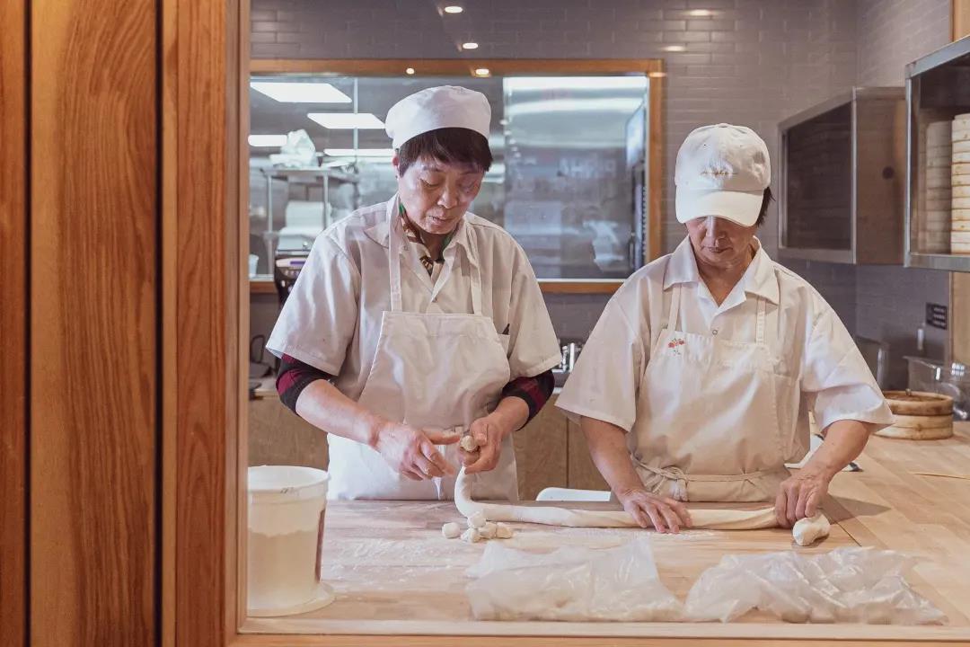 有着40多年上海小笼经验的主厨徐玉琴(左)