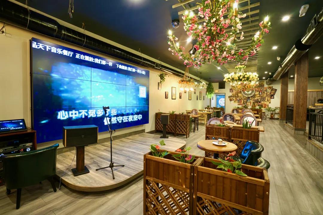  当热闹与匆忙成为日常，忙碌的同学们该去哪里寻找深藏都市的秘密花园用花酒诗意治愈灵魂呢？ 唐人街近期开业的一家秘密花园音乐餐吧！帅气的两只大石狮镇守门口，而店面背后可是别有洞天。 Image Image 一品天下音乐餐吧 精美的花艺，悠扬的音乐，美味新派川菜和烧烤美酒，各种浪漫元素汇聚在一起像极了爱丽丝梦境，疲惫和烦恼瞬时卸下，只想给灵魂和胃口放个假。 Image 当你入座后还会发现更大的惊喜咧~原来这个新店不是别家，正是费城鼎有名的一品天下。乔迁的新址在延续新派川菜的宗旨下，菜单跟装修都花了大力气调整。这不，一个都市深处的灵魂避风港正式诞生！ 看得出来，老板是没少下功夫。店内花草绿植交映着美食美酒，灰棕地板还原木系森风，亲近自然的复古调调，呈现的就是一场极具美学的室内“野餐”，这随手一拍就是ins高赞的美照嘛~ Image Image 温柔又治愈的用餐环境 配上香辣鲜的新川菜，也是蛮有味的咧~ 店内设有双层用餐区，台阶上是精巧的卡座。从地上，到天花板上，布满了原野绿植，就像把大自然请进了门。 Image 真的好美呀 Image 中国风写意餐具 原木风围椅 一秒放松全身心 吧台区