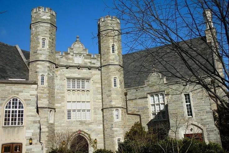 辉瑞称两剂接种后或仍需第三剂加强针 辉瑞首席执行官阿尔伯特·博拉(Albert Bourla) 在接受CNBC采访时说，接受辉瑞两剂新冠疫苗的人“很可能”需要在接种前两剂疫苗之后的6到12个月之间，接种第三剂疫苗。他还表示说，大家有可能每年都需要重新接种新冠疫苗，和流感疫苗类似。 Image 本月早些时候，辉瑞公司表示，根据12000多名参与者的数据，该公司疫苗在接受第二剂后的6个月内，有效率保持在90%以上，预防重疾的有效率保持在95%以上。但是暂时没有数据显示辉瑞疫苗的保护作用能持续多久。 而本周二（4月13号），Moderna公司宣布说，根据三期临床试验的最新数据，Moderna疫苗在第二剂注射后6个月内有效率超过90%，对预防重症有效率超过95%。 市中心宾州会展中心疫苗站无需预约即可接种 美国联邦紧急事务管理局(FEMA)在费城中心市运营的新冠疫苗接种点将允许1a、1b或1c阶段的居民无需预约就可前往接种。 Image 卫生部表示，即日起至2021年4月26日，符合条件的居民可在没有预约的情况下，在上午8点到下午5点之间前往接种辉瑞疫苗。 市议会呼吁开设亚裔历史课程帮助反对仇恨歧视 费城市议会周四（15号）通过了一项决议，希望有助于消除对亚裔美国人的仇恨。 费城市议员吴大卫(David Oh）表示反对仇恨的最好武器之一是教育呼吁。费城学区要通过提供亚裔美国人历史课程来帮助对抗反亚裔仇恨。 Image 该决议呼吁在5月亚太裔美国人历史遗产月期间开设相关课程。也有高中生表示，这种课程要逐步成为常规课程内容的一部分，才有助于真正解决问题。 14所宾州州立大学下学年学费不上涨 本周四（4月15日），宾州高等教育系统理事会投票决定，2021-22学年的基本学费将维持在7716美元。这是宾州高等教育系统首次连续三年冻结州内基本学费，这一决定是为了让学生们在新冠疫情期间交得起学费。 Image 宾州高等教育系统