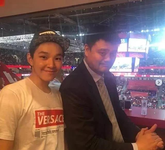 谢承润与姚明的合影