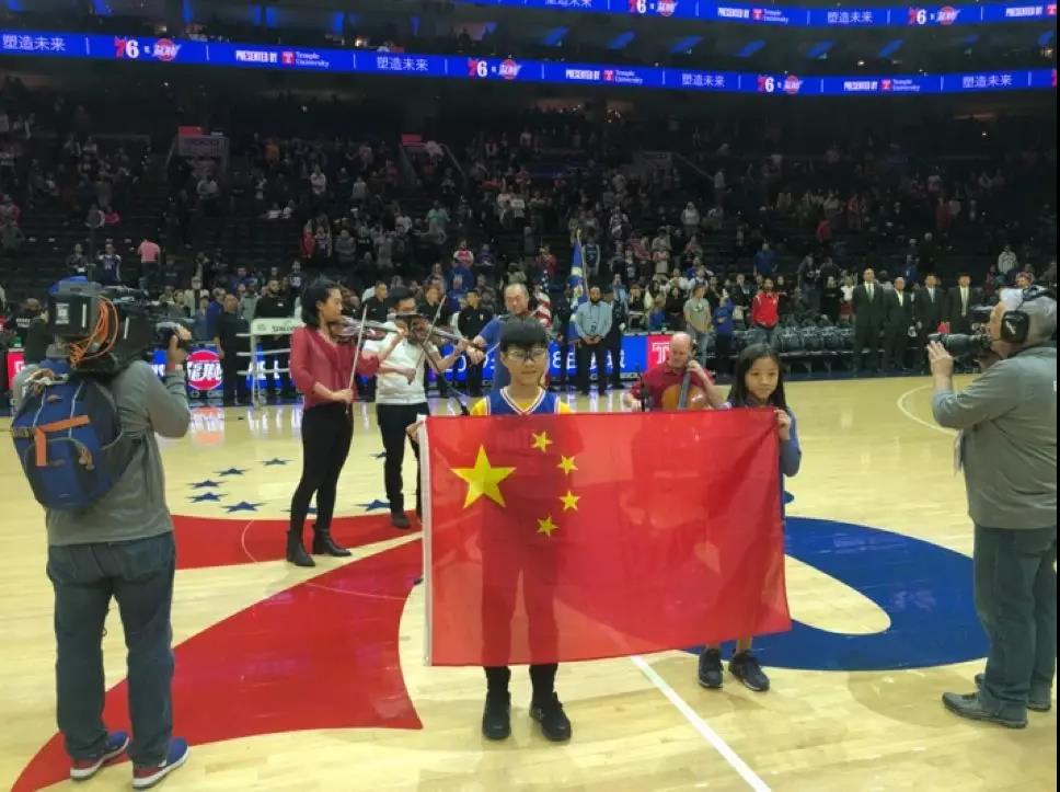 两位儿童共执五星红旗