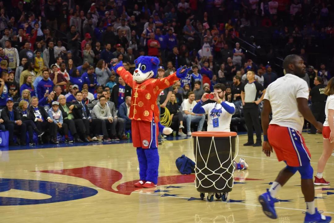 76人队的吉祥物也穿起唐装