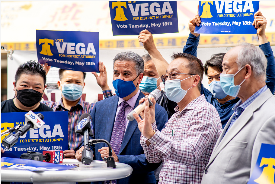 主持人徐亚明开场