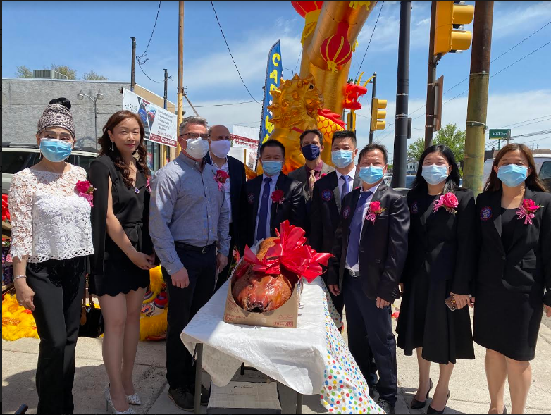 切金豬儀式，左至右為：陳姿、黃麗清、市議員黑楠、斯奎拉、蕭起津、州議員Joe、張善星、鄒明輝、林靜、陳旎旎