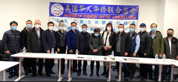 各界侨领与郑勇母亲王虞钦合影