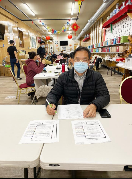 僑学界秘书长张天晨在工作中