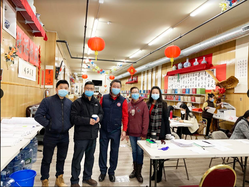 协助办理健在证的部分侨领，左至右为：林锦水、林明华、卢端金、任美清、姚红