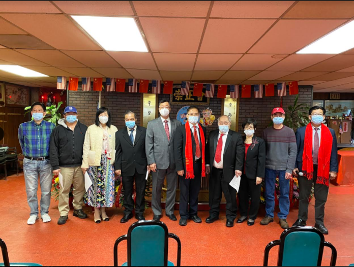 张天晨与崇正会新届领导班子成员合影