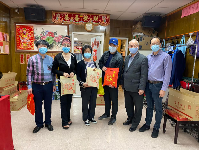 向协胜会员派发月饼