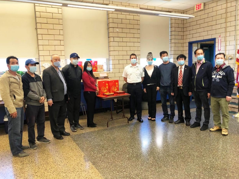 向华埠6分警局赠送月饼 右边左2-6为:陈姿、张善星、翁玉龙、卢代义、兰尔泰 左边右1-5为:莫旭蓉、马骏、林兴、张德瑞、吴嫩俤