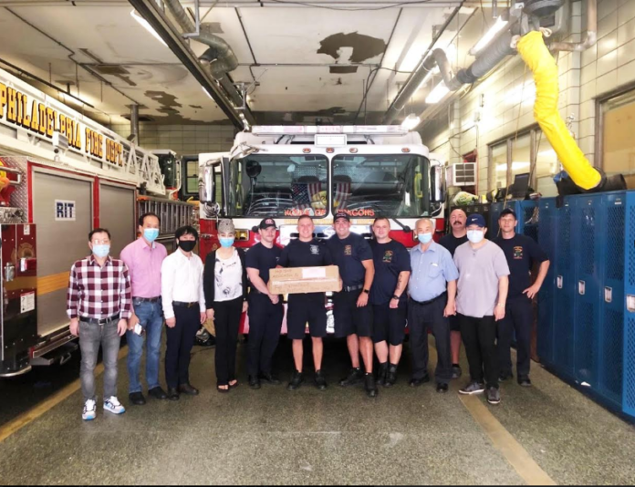 1620666310(1) 向华埠消防局官员赠送月饼