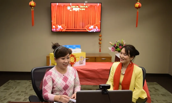 主持人采访TE华人医护代表，并致以崇高敬意