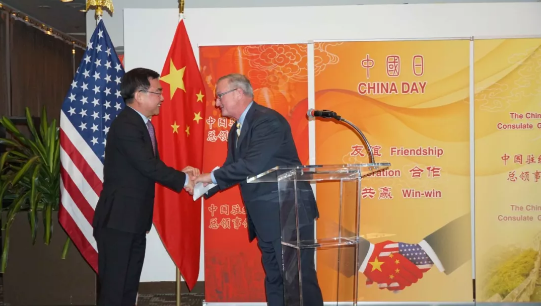 黄屏与肯尼携手设想“直飞费城”航线