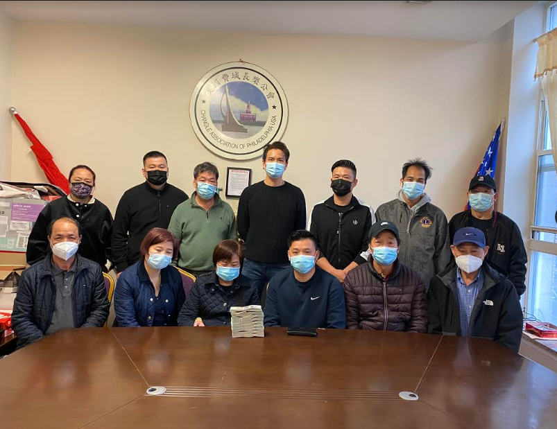 长乐公会会员与郑勇母亲合影