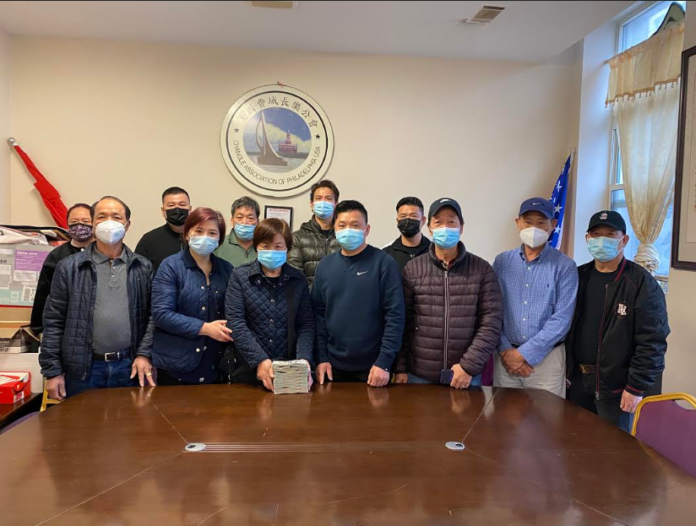 费城长乐公会向郑勇母亲（前排左3）捐赠募捐款，前排右4为主席林锦水，左1为议长丁彬彬