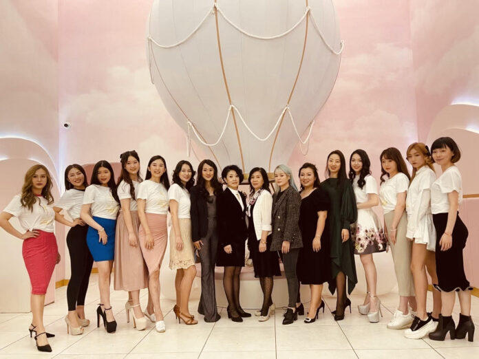 出席见面会的选手与筹委会成员及赞助商大合照，右5-10为：鄧萌萌、赞助商Michelle、陈超、李小兰、晓樱、王早早