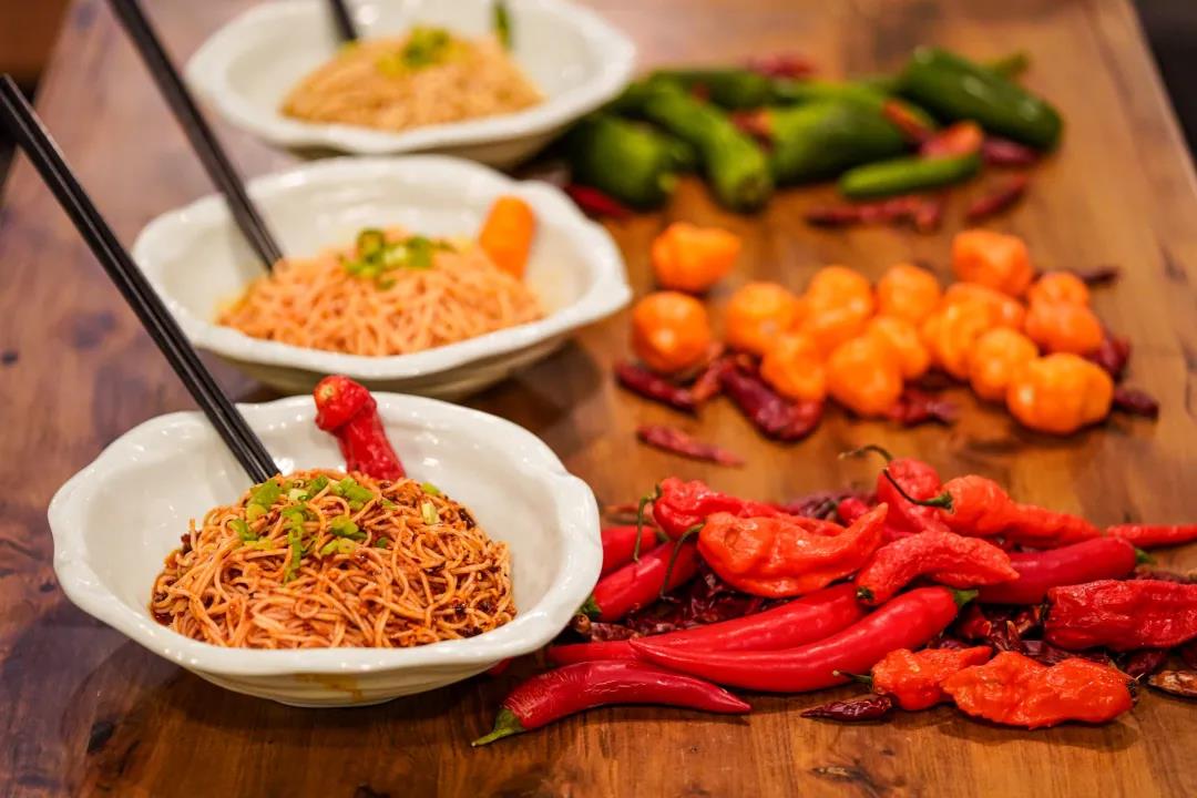 辣哭了 峨嵋山庄费城吃辣选拔赛开始 敢吃下这个9度辣凉面 我叫你声 大佬