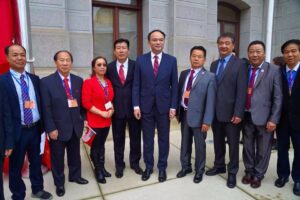 参加升中国国旗仪式留影