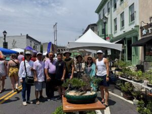 在“盆景艺术”展厅里合影