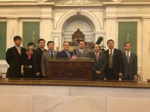 欧大卫议员在费城市议会欢迎吴榕生家乡代表团