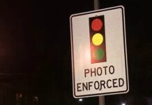 史无前例! 马斯克万亿美元工资方案通过; 唐人街附近“东市场街重建计划”引质疑; 凯利大道下周启用闯红灯监控 红灯监控