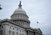 新泽西两直升机空中相撞致1死1伤; 医保问题或致联邦政府再度停摆; 费城航班大面积延误将持续至假日季结束 停摆