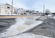 思故河罕见遭冰封, 警方警告勿在冰面行走; 费城多地主干水管破裂, 路面成冰场; 极寒反易起火?汽车火灾频发引警惕 破裂2